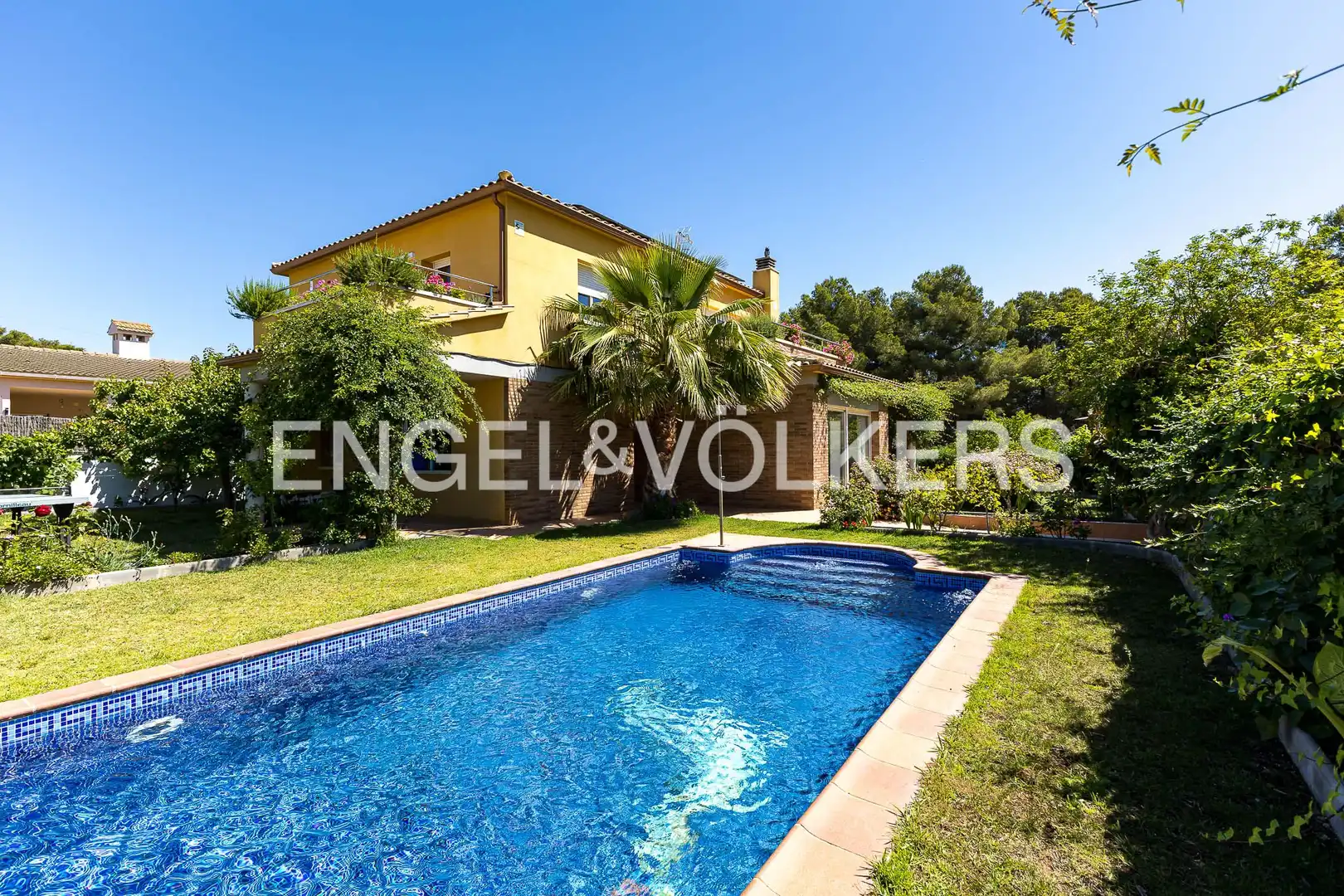 Vista exterior de Casa o xalet en venda en Cubelles amb Aire condicionat, Calefacció i Jardí privat