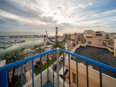 Penthouse with lift for sale in Avenida Antonio Machado