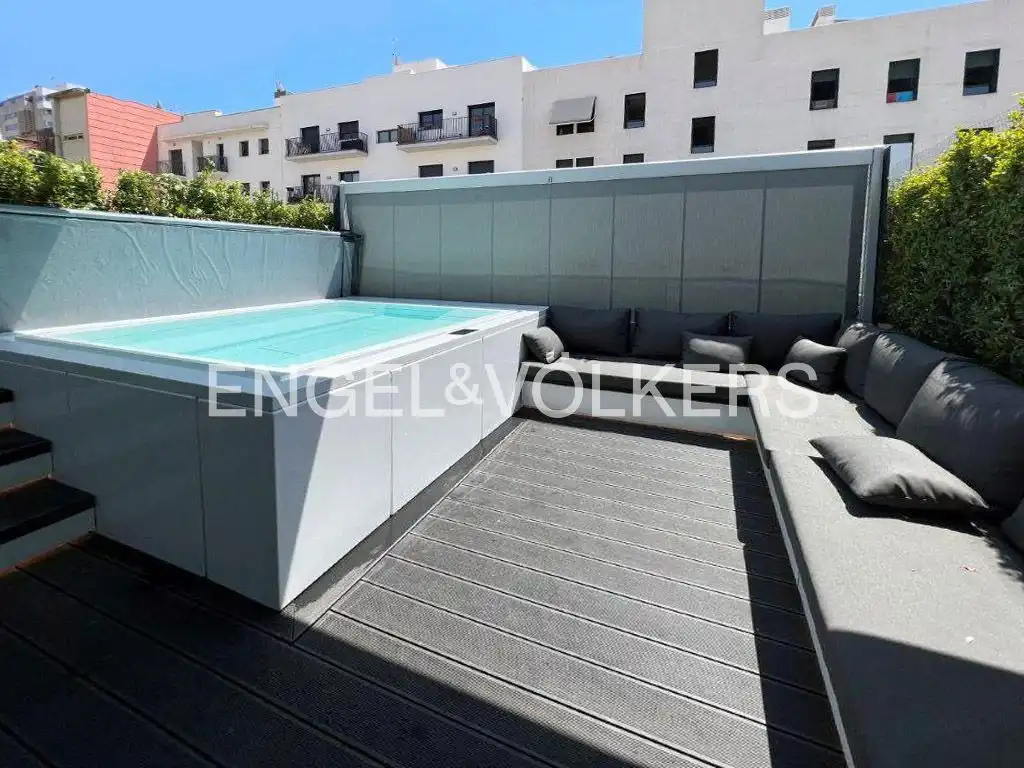Terrassa de Casa o xalet en venda en Barcelona amb Aire condicionat, Calefacció i Jardí privat