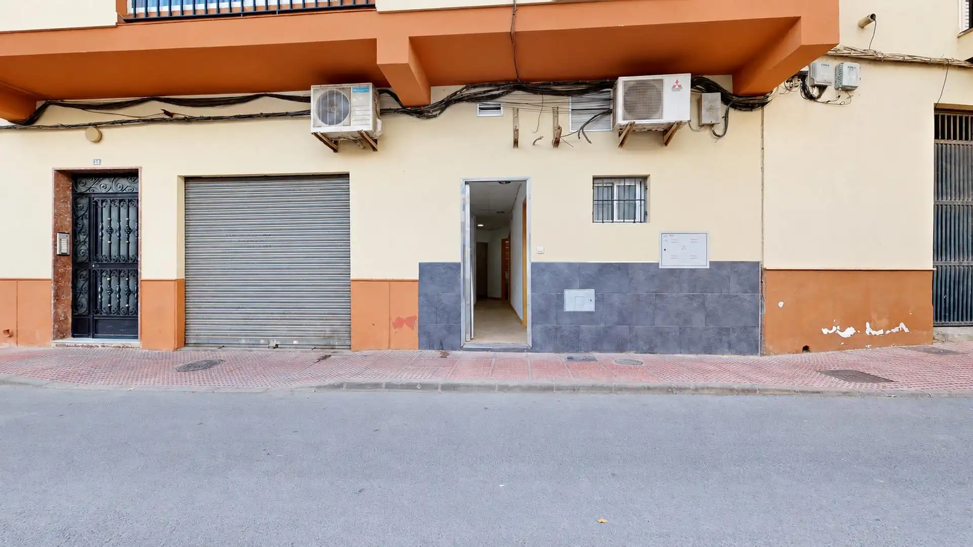 Vista exterior de Local en venda en Huércal de Almería, Almería