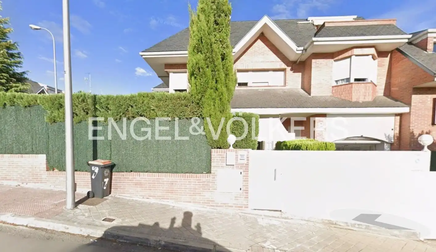 Vista exterior de Casa o xalet de lloguer en  Madrid Capital amb Calefacció, Jardí privat i Terrassa