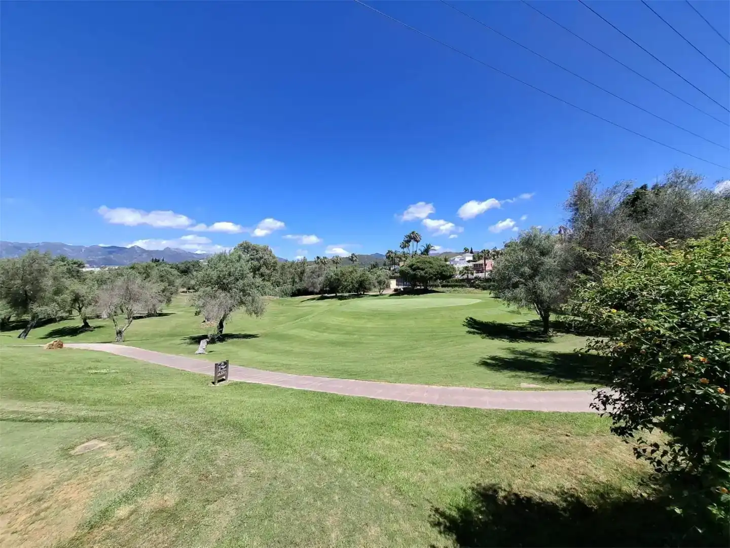 Vista exterior de Casa adosada en venda en Marbella amb Piscina i Balcó