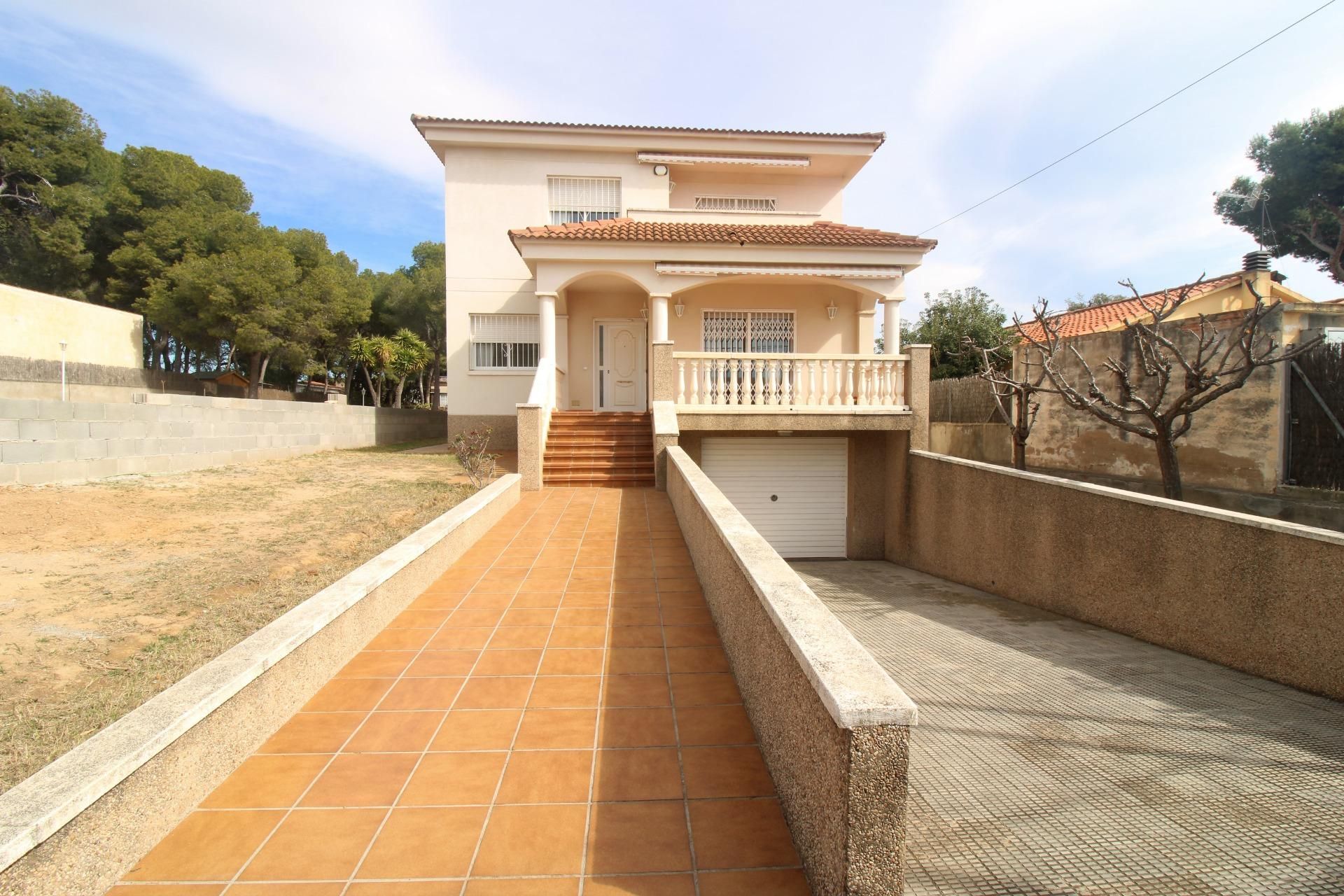 Vista exterior de Casa o xalet en venda en Calafell amb Calefacció, Jardí privat i Terrassa