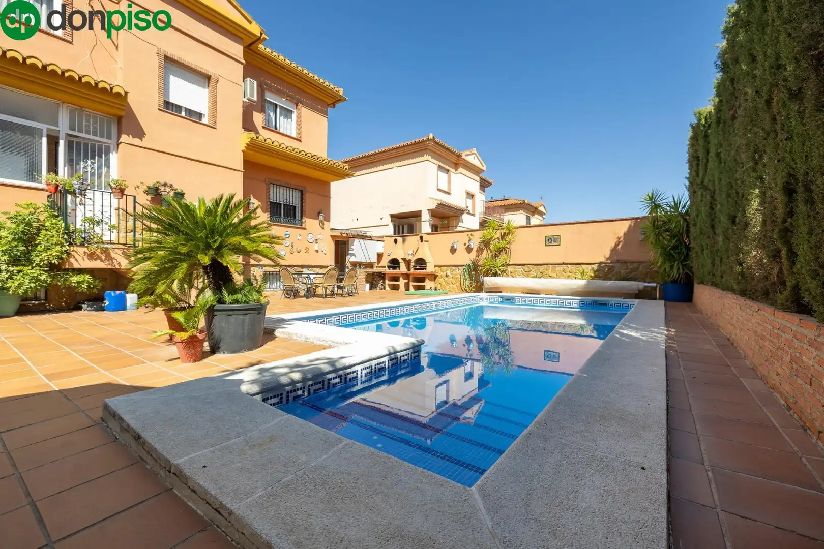 Piscina de Casa o xalet en venda en Cúllar Vega amb Aire condicionat, Calefacció i Jardí privat