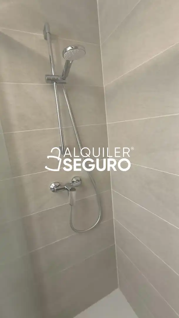 Baño de Piso de alquiler en Sevilla con Aire acondicionado, Trastero y Piscina