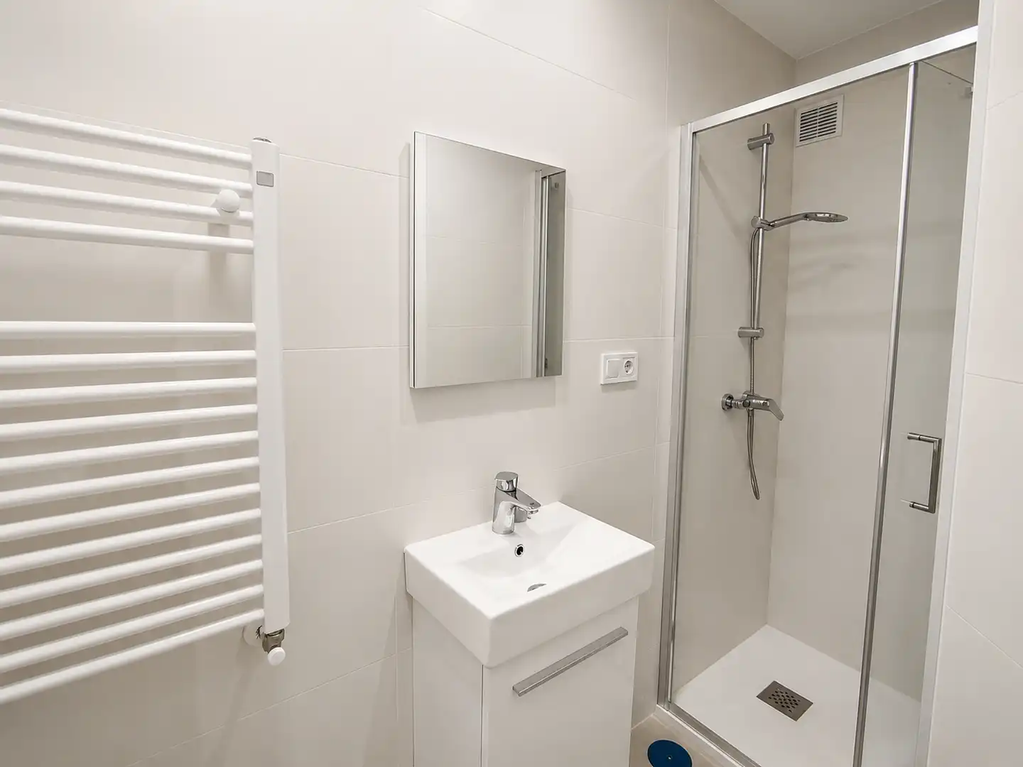 Bathroom of Flat for rent in Santander  with Heating, Terrace and Oven