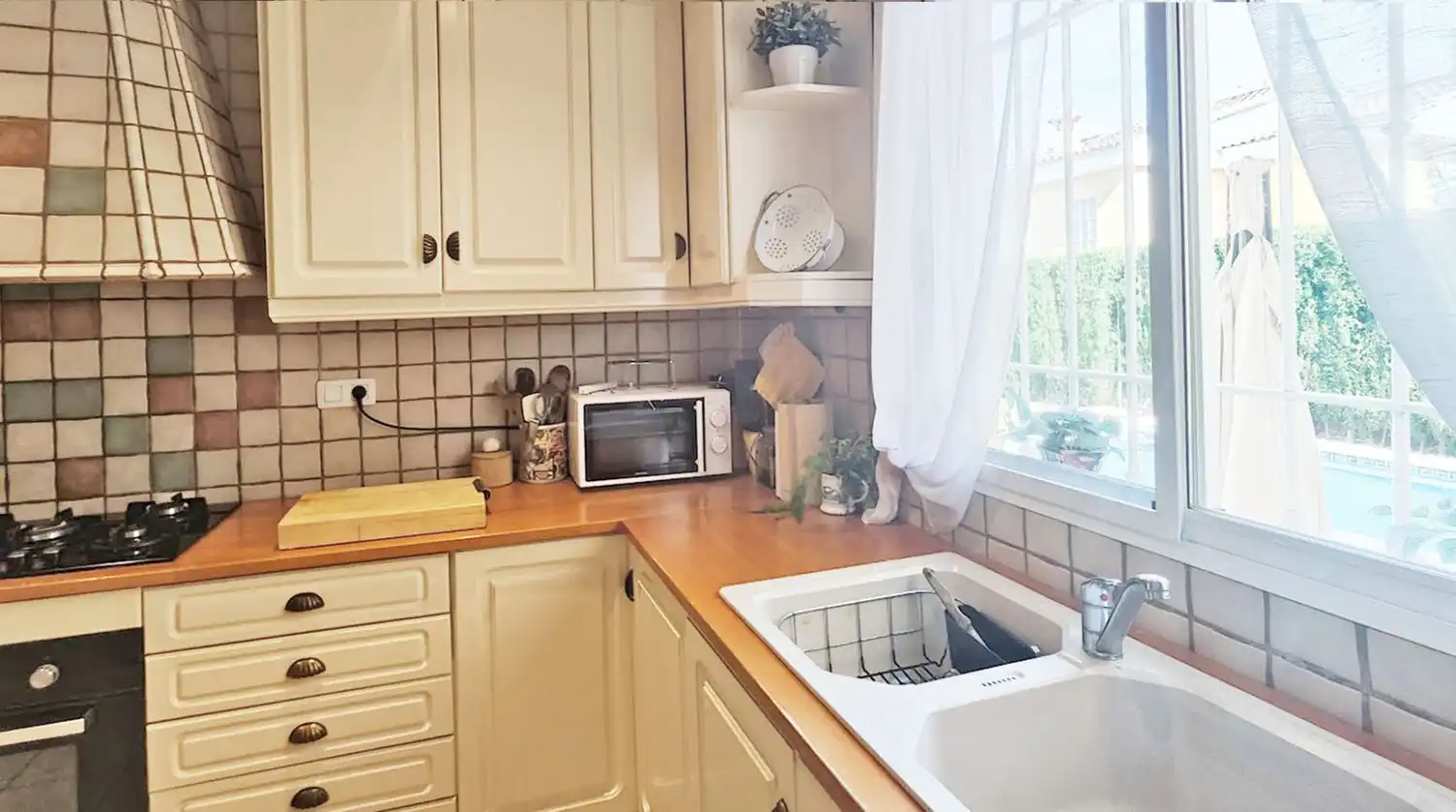 Cuina de Casa o xalet en venda en Benicasim / Benicàssim amb Aire condicionat, Calefacció i Jardí privat