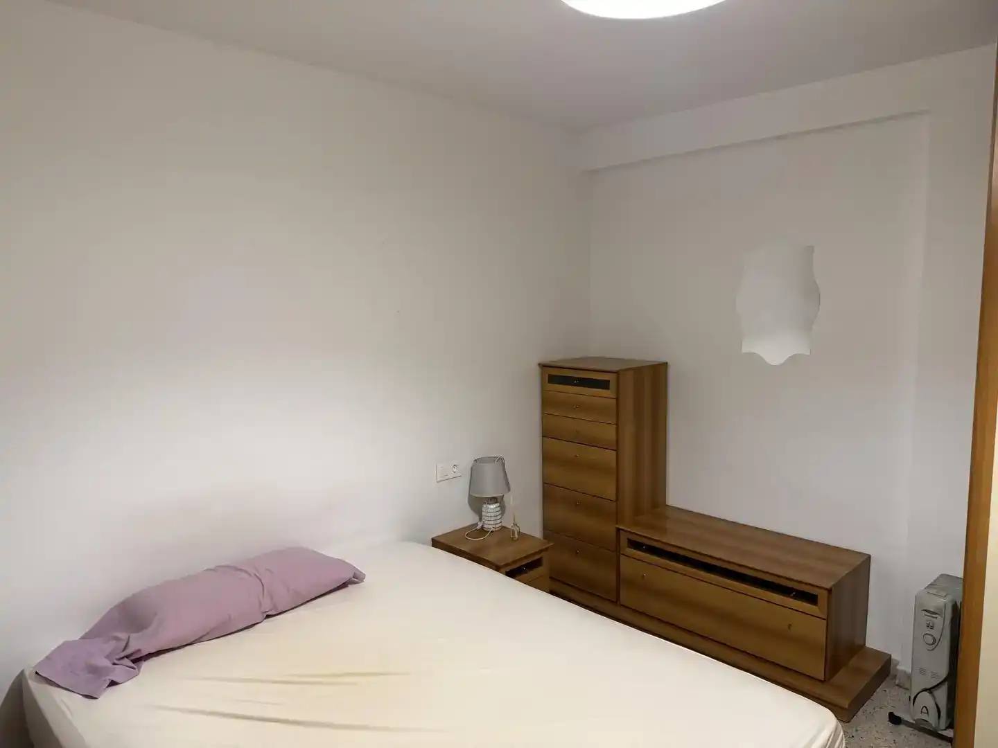 Dormitori de Apartament per a compartir en Granada amb Parquet, Moblat i Balcó
