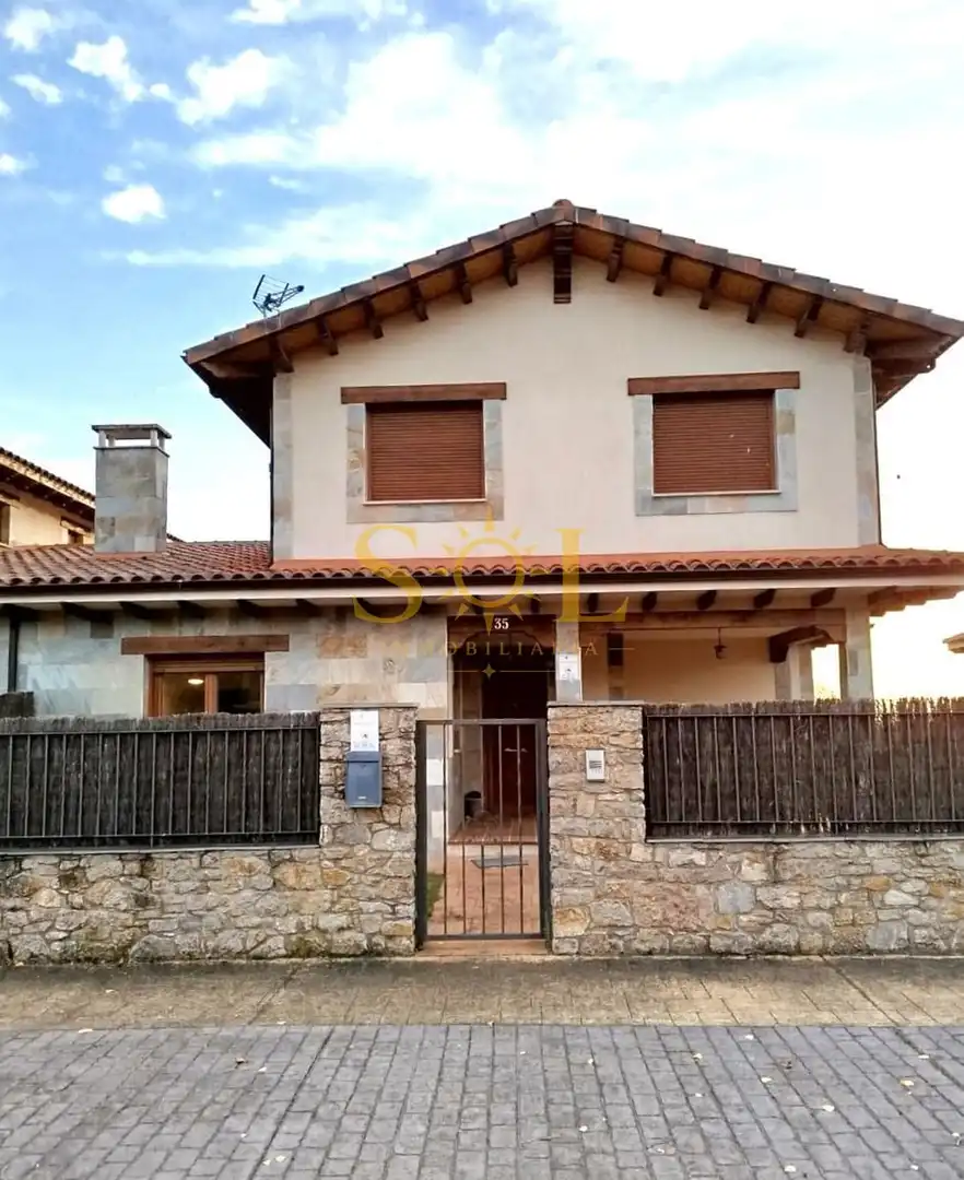 Vista exterior de Casa adosada en venda en Valverde de la Virgen amb Calefacció, Jardí privat i Parquet