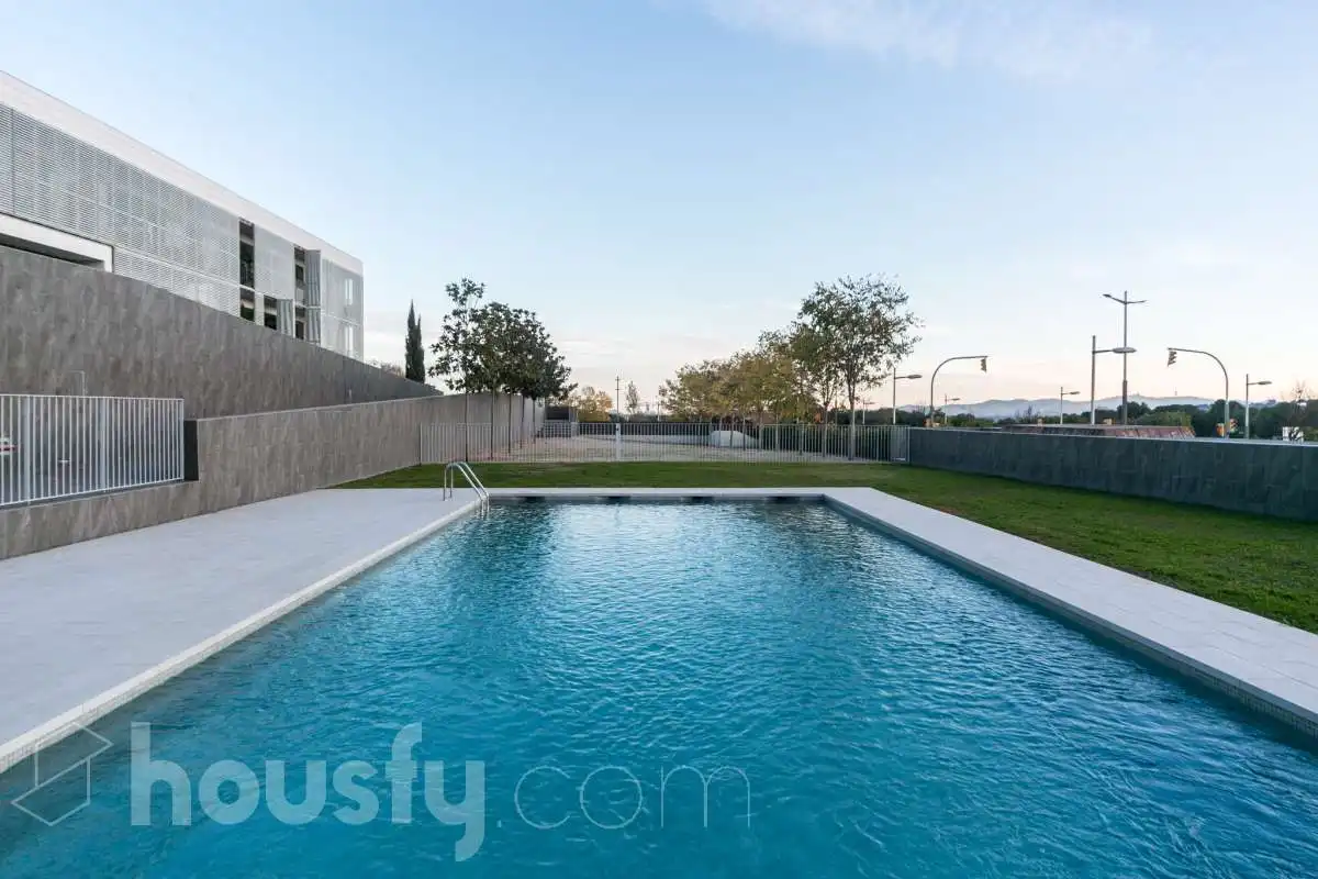 Piscina de Planta baixa en venda en Sabadell amb Aire condicionat, Calefacció i Jardí privat