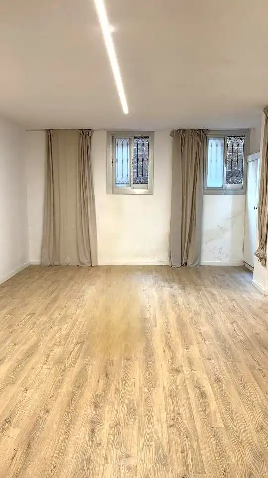 Bedroom of Commercial properties for sale in Barcelona