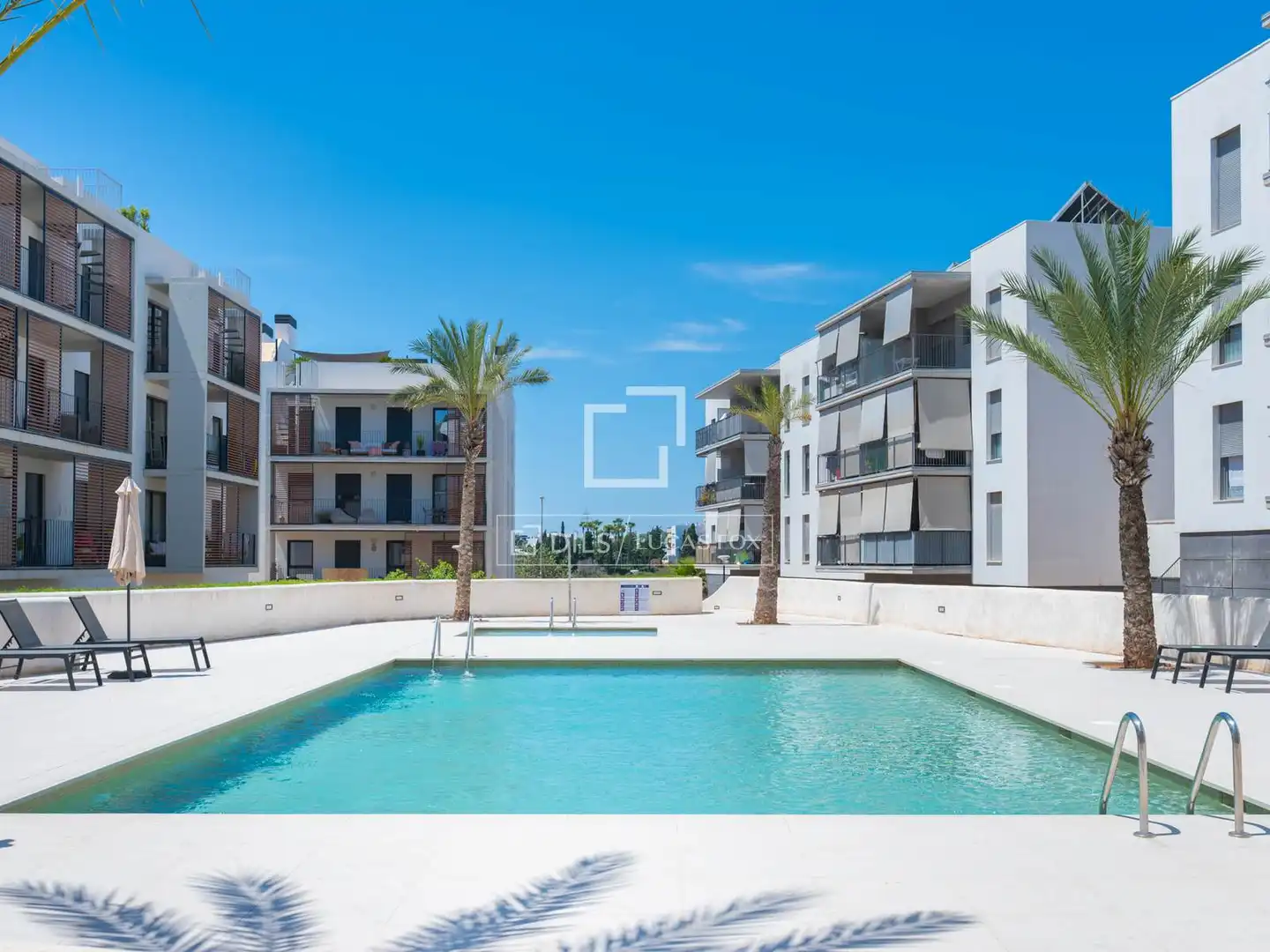 Piscina de Piso en venta en Santa Eulària des Riu con Aire acondicionado, Calefacción y Terraza