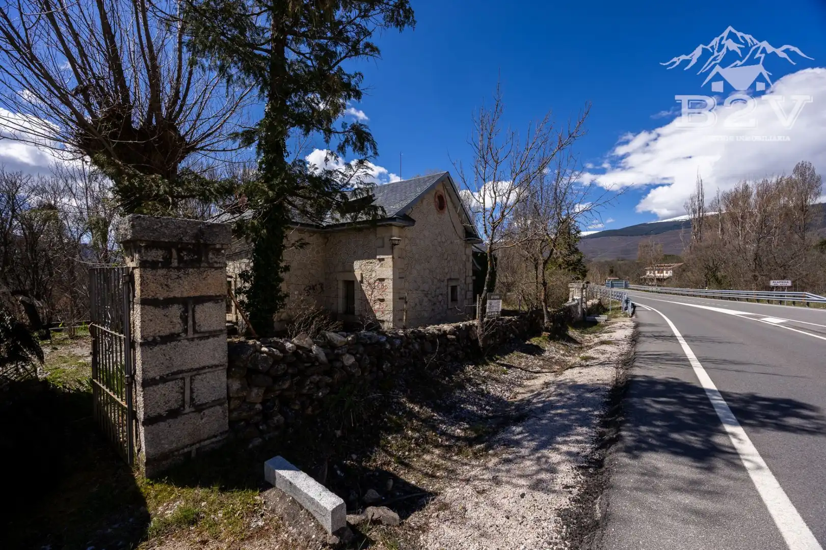 Vista exterior de Casa o chalet en venta en Alameda del Valle con Calefacción, Jardín privado y Terraza