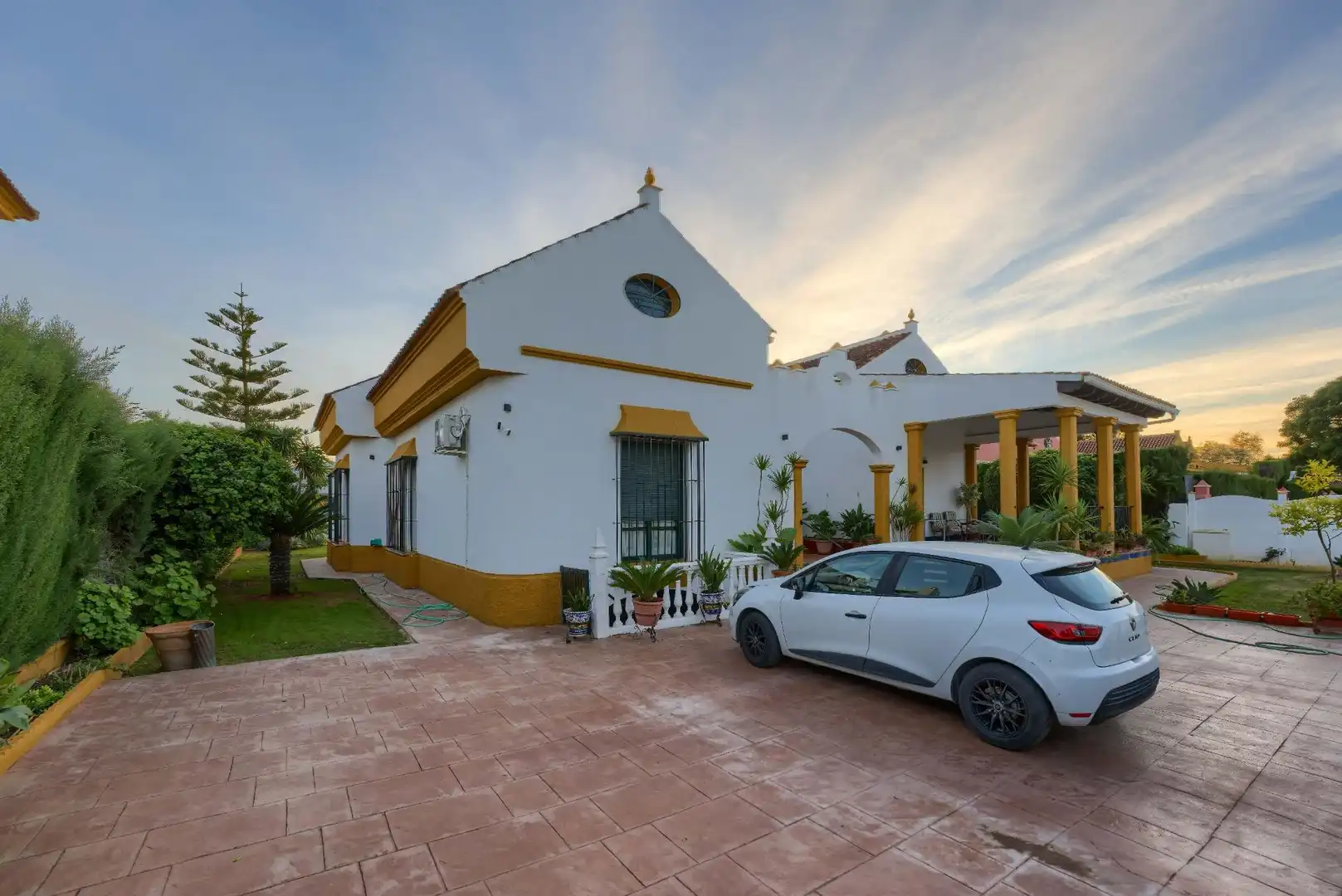 Exterior view of Houses for sale in Espartinas  with Air Conditioner, Private garden and Terrace