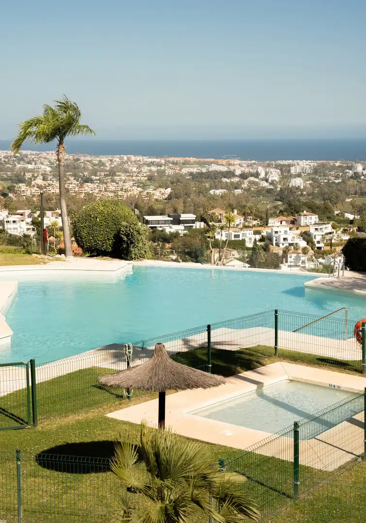 Piscina de Planta baixa en venda en Benahavís amb Aire condicionat, Jardí privat i Terrassa
