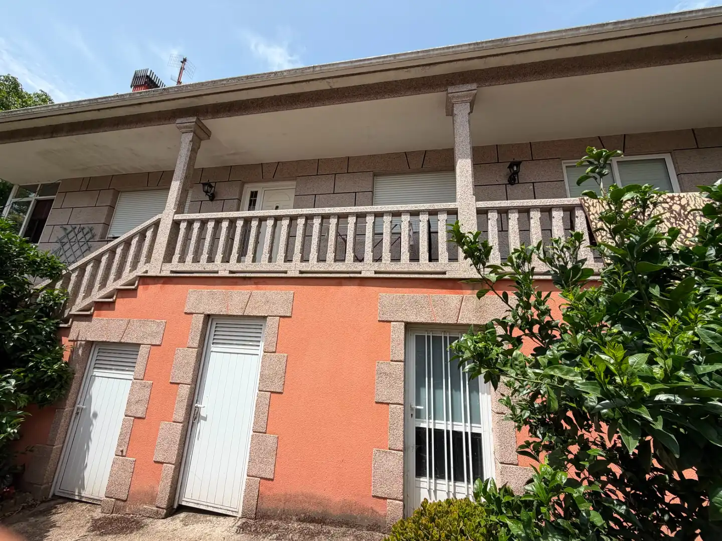 Vista exterior de Casa o xalet en venda en A Cañiza   amb Calefacció, Jardí privat i Parquet