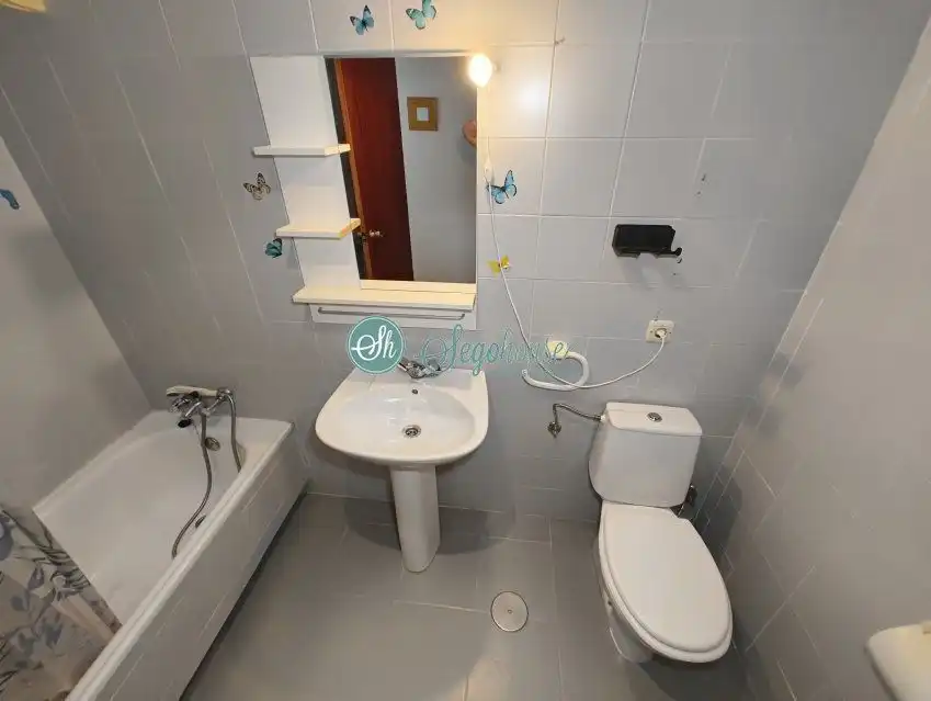 Baño de Piso en venta en Segovia con Calefacción y Terraza