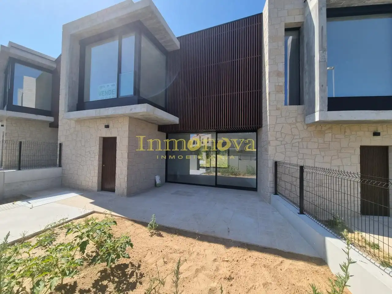 Vista exterior de Casa adosada en venta en Nigrán con Calefacción, Jardín privado y Terraza