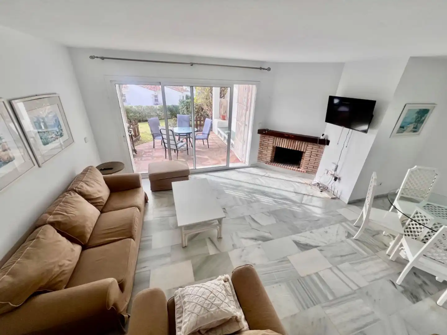 Sala d'estar de Casa adosada en venda en Mijas amb Jardí privat, Terrassa i Traster