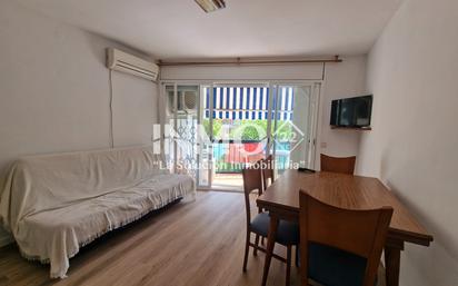 Sala d'estar de Apartament en venda en Cambrils amb Aire condicionat, Terrassa i Moblat