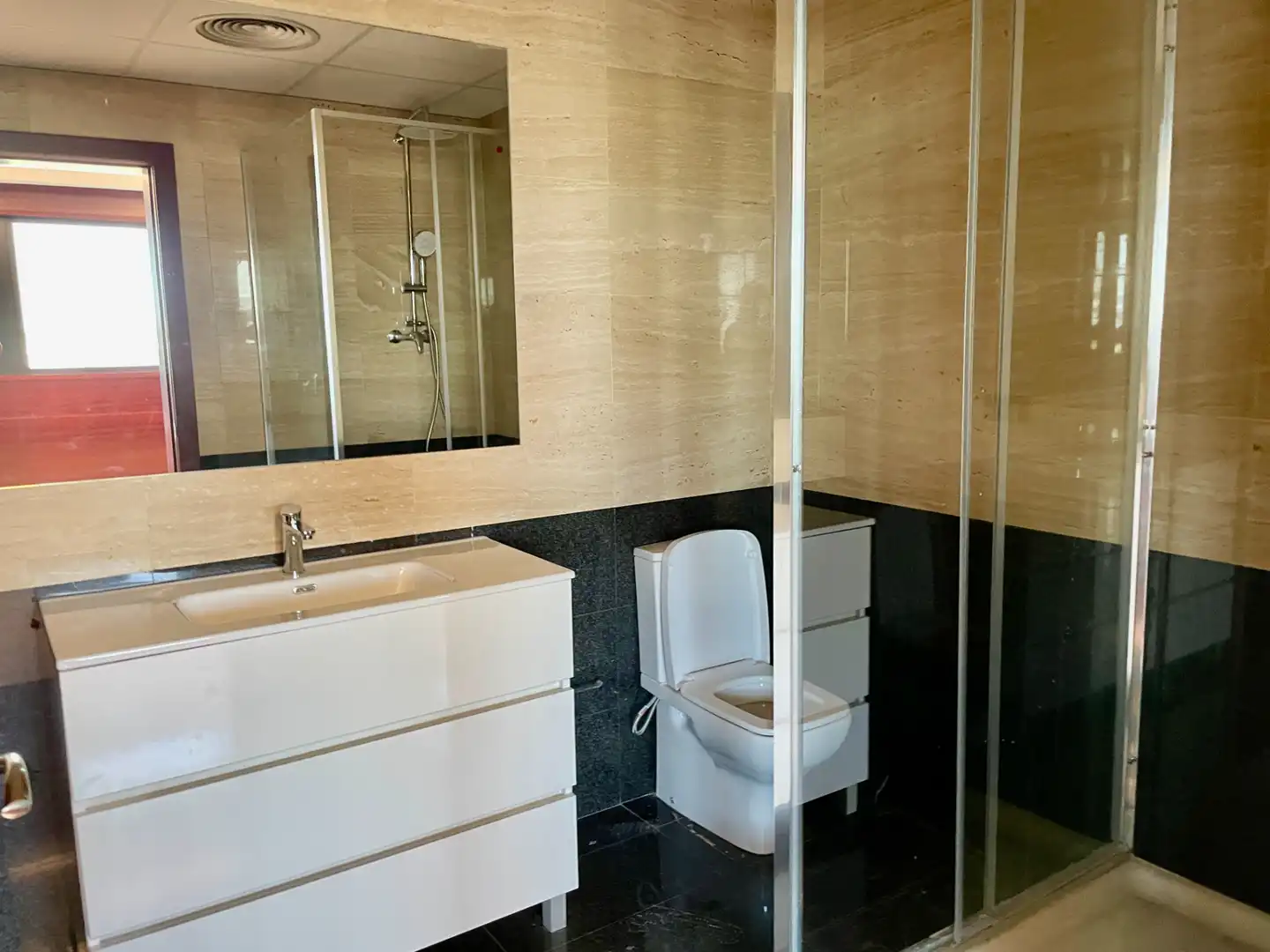 Baño de Oficina de alquiler en El Prat de Llobregat con Aire acondicionado, Calefacción y Alarma