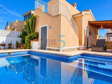 Casa amb piscina en venda a Benijófar