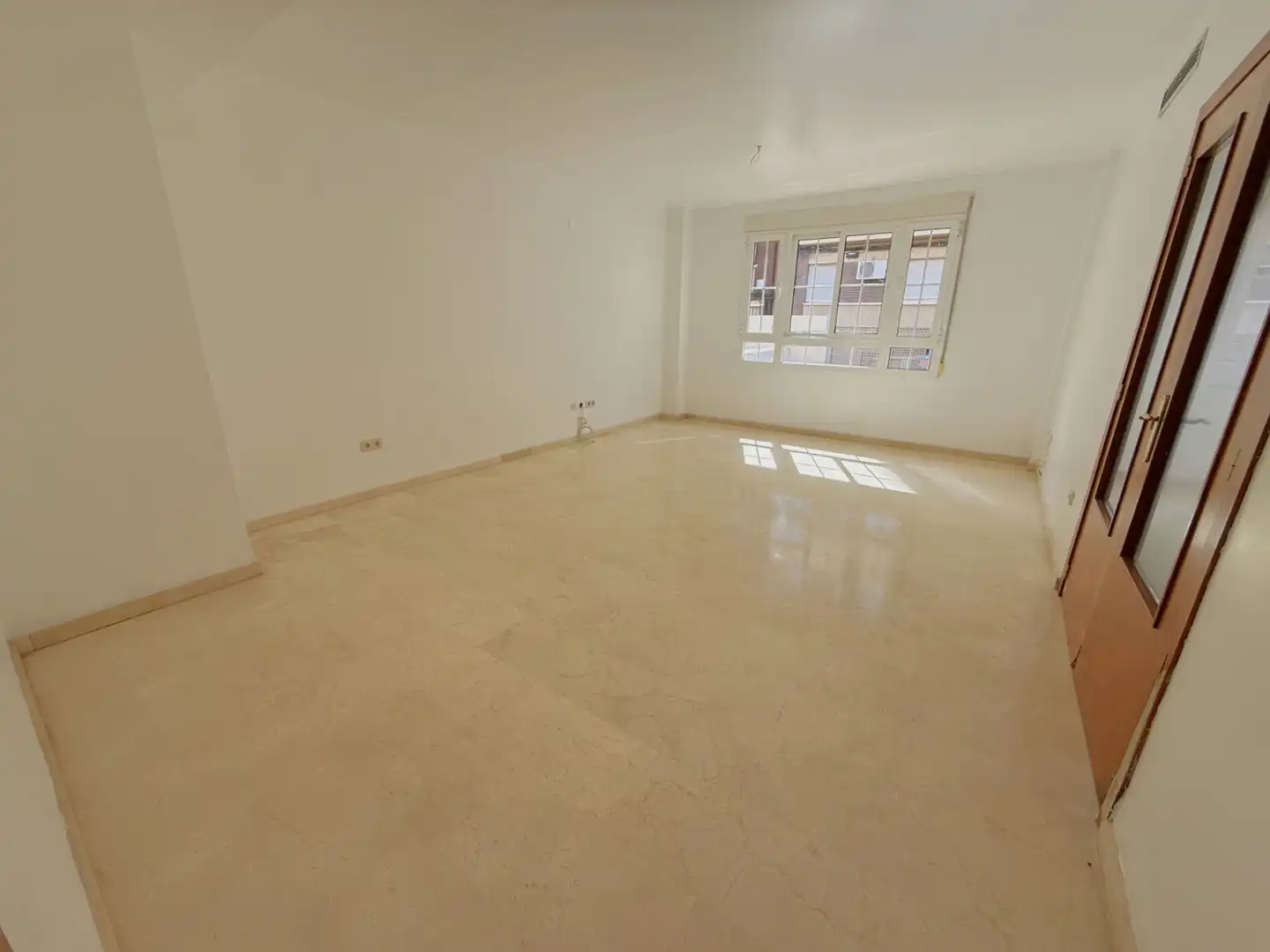 Sala de estar de Casa adosada en venta en Torrent con Terraza, Trastero y Piscina comunitaria