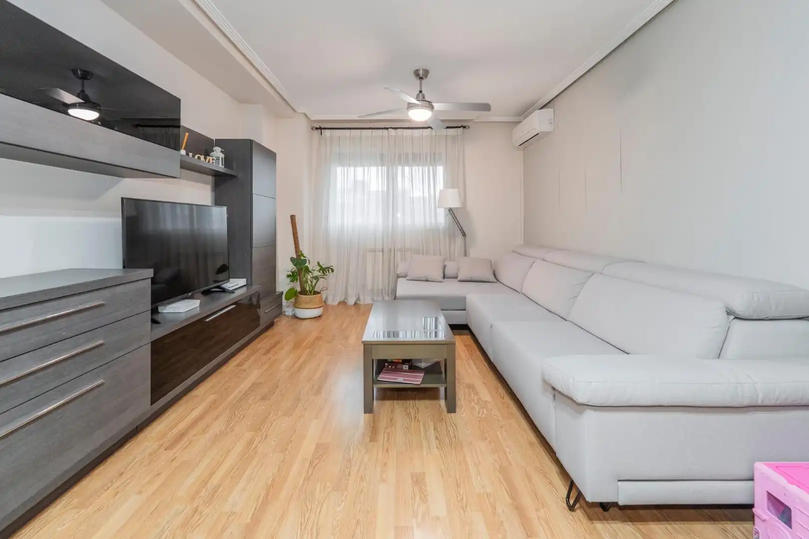 Sala d'estar de Àtic en venda en Parla amb Aire condicionat, Calefacció i Jardí privat