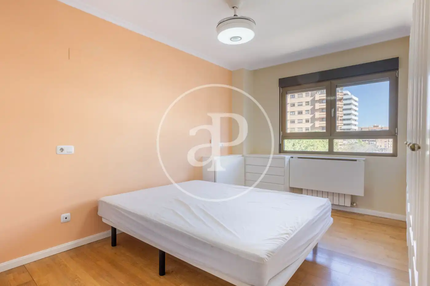 Schlafzimmer von Wohnung zur Miete in Valencia mit Klimaanlage, Heizung und Privatgarten