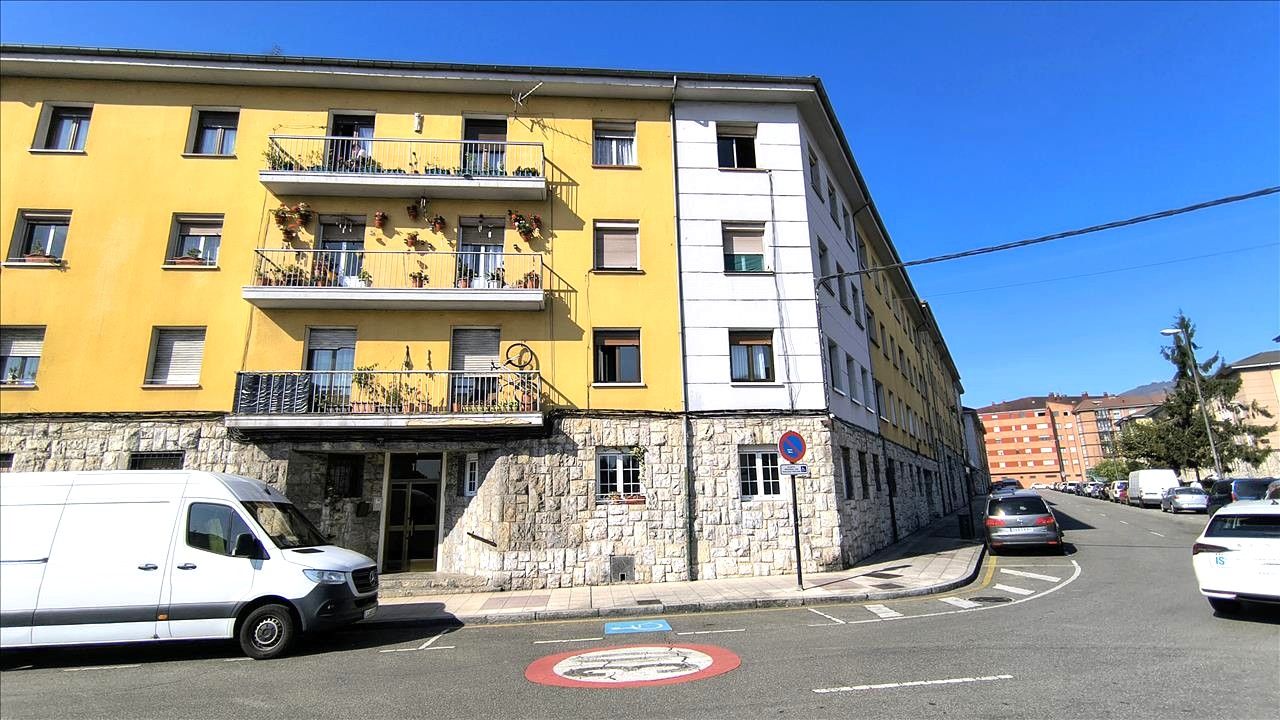 Vista exterior de Pis en venda en Oviedo 