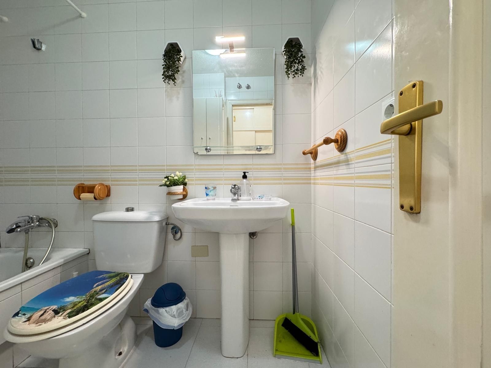 Baño de Estudio en venta en Torrevieja con Aire acondicionado, Calefacción y Balcón