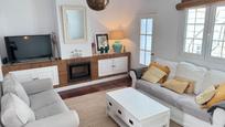 Sala d'estar de Casa adosada en venda en Roquetas de Mar amb Aire condicionat i Piscina