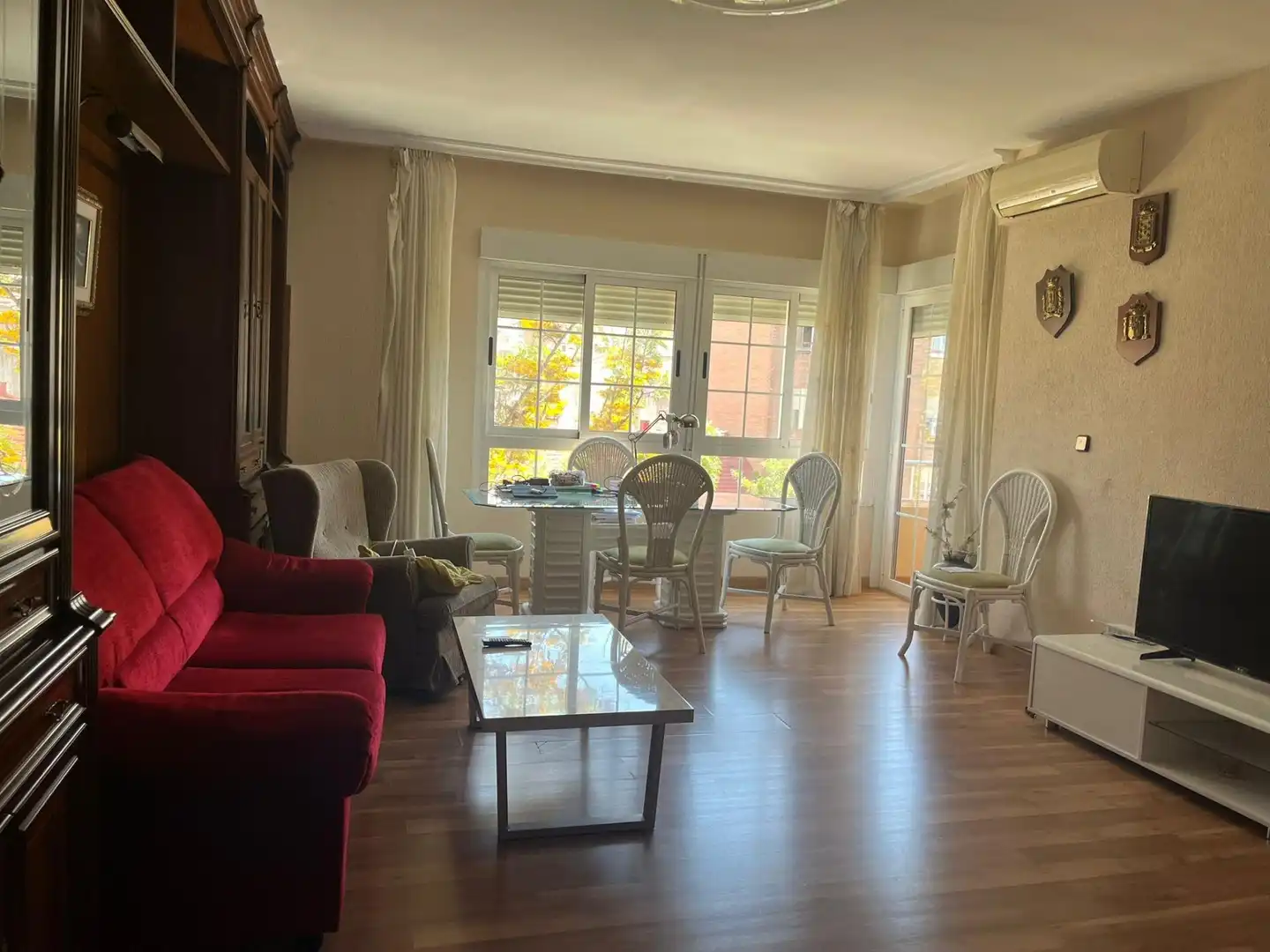 Sala de estar de Piso para compartir en Cartagena con Aire acondicionado y Parquet