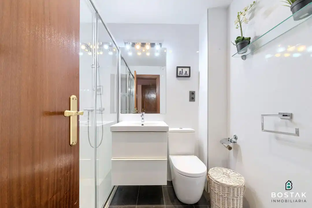 Badezimmer von Wohnung zum Verkauf in Bilbao  mit Heizung, Terrasse und Möbliert