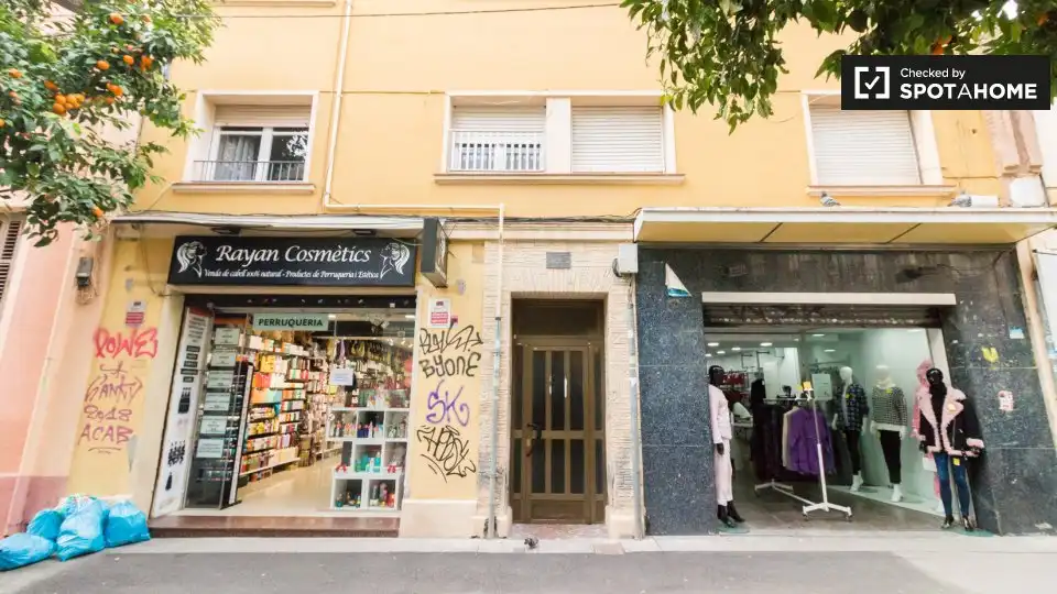 Flat for share in L'Hospitalet de Llobregat  with Air Conditioner, Heating and Furnished