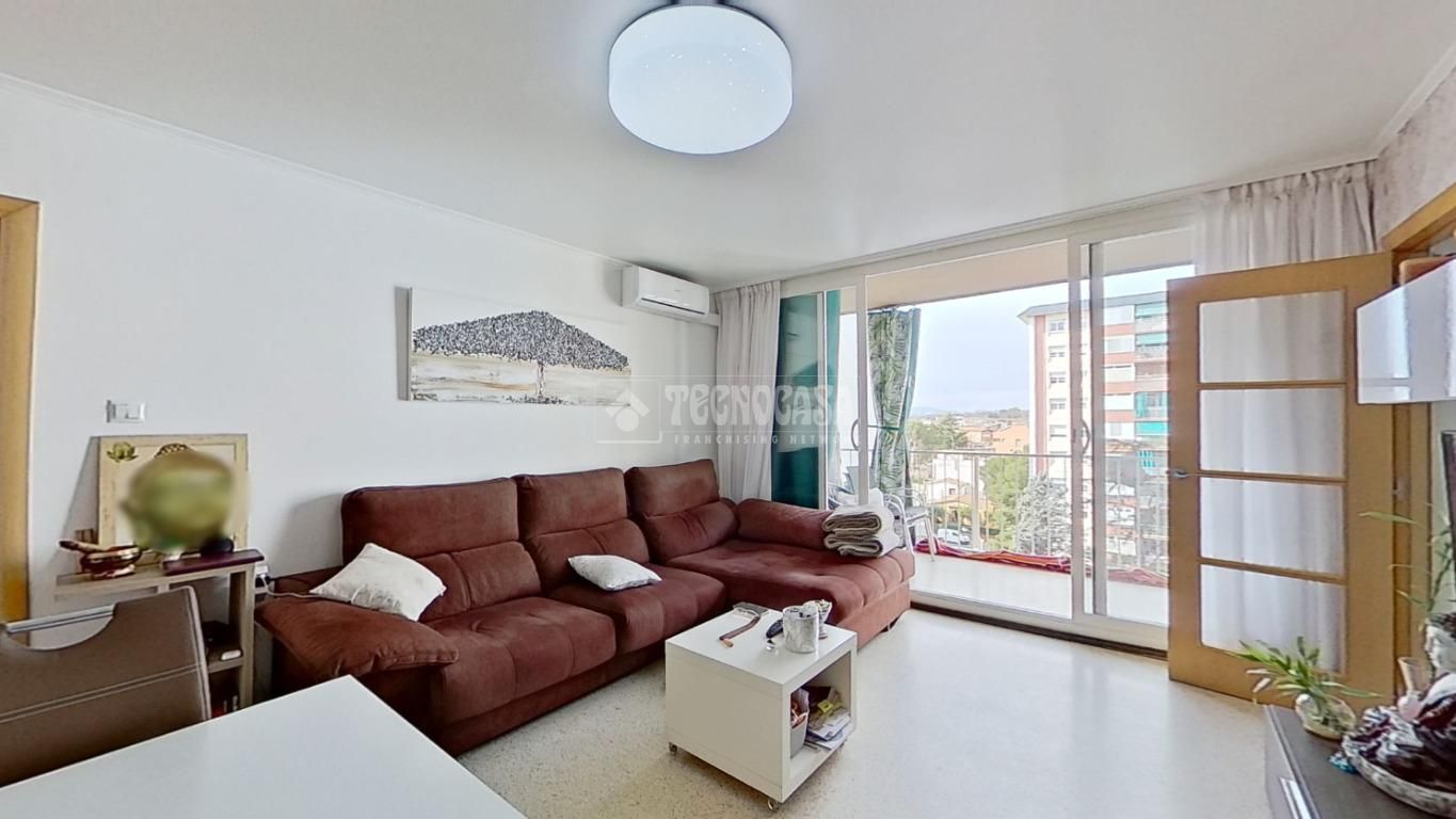 Sala d'estar de Pis en venda en Cerdanyola del Vallès amb Balcó