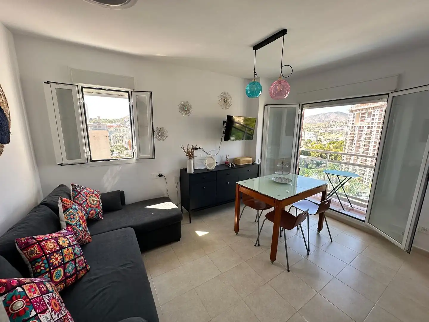 Sala d'estar de Estudi en venda en Finestrat amb Jardí privat, Terrassa i Moblat