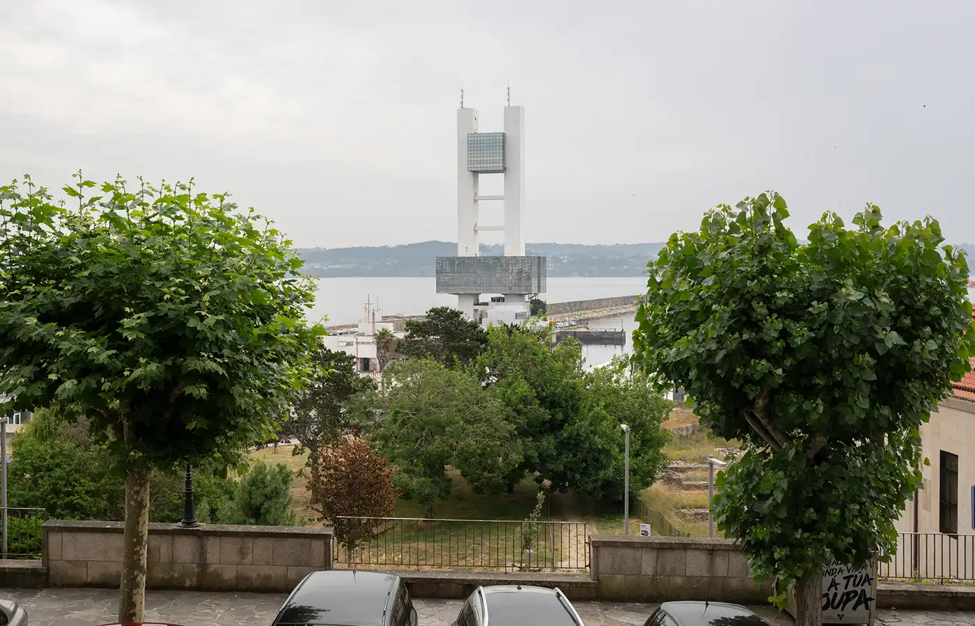 Außenansicht von Wohnung zum Verkauf in A Coruña Capital  mit Parkett, Möbliert und Ofen