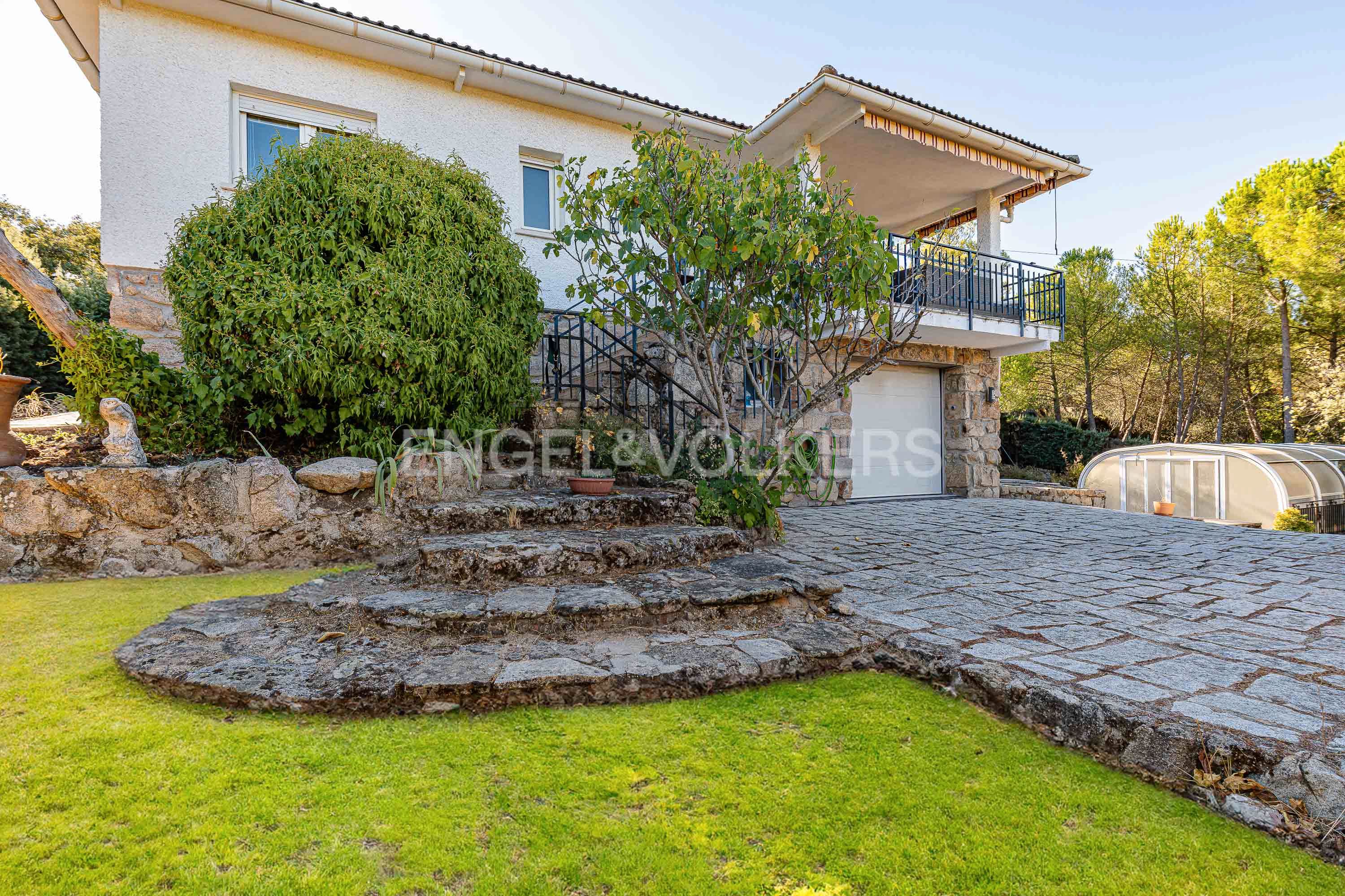 Vista exterior de Casa o xalet en venda en Valdemorillo amb Calefacció, Jardí privat i Terrassa