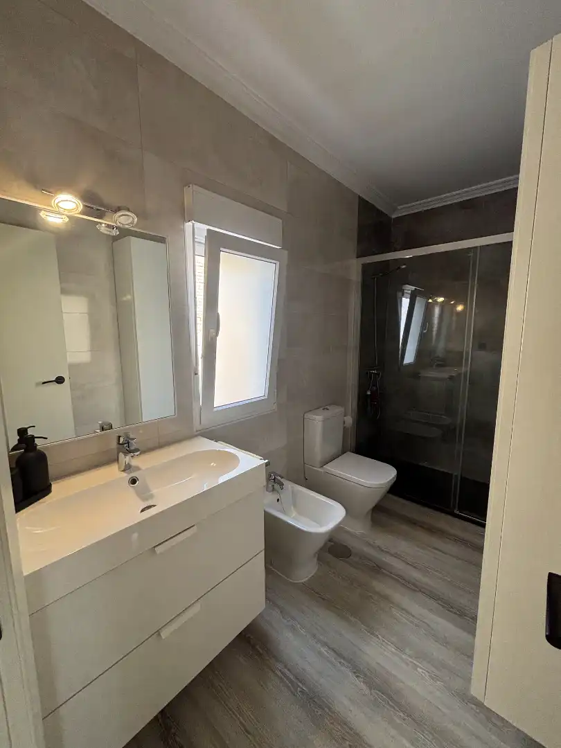 Baño de Casa adosada en venta en Mairena del Aljarafe con Jardín privado, Parquet y Terraza