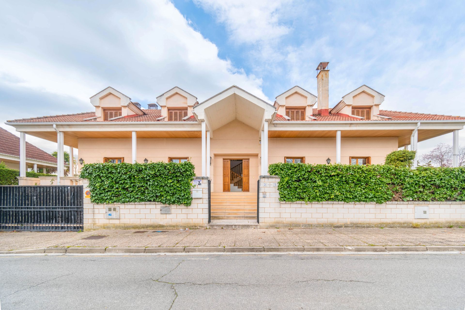 Exterior view of House or chalet for sale in Zizur Mayor / Zizur Nagusia  with Air Conditioner, Heating and Private garden