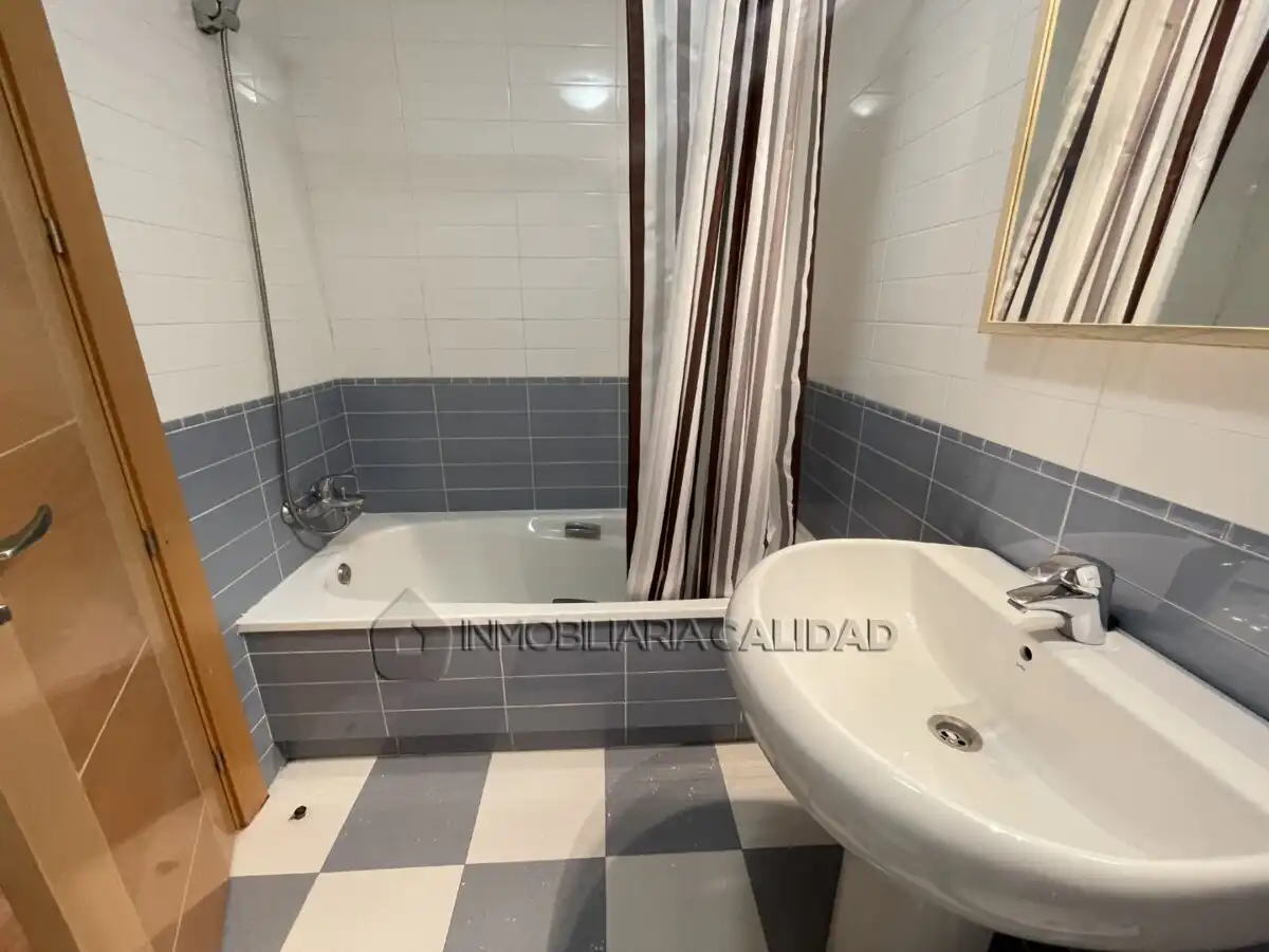 Bathroom of Flat for rent in Burgos  with Heating, Terrace and Storage room
