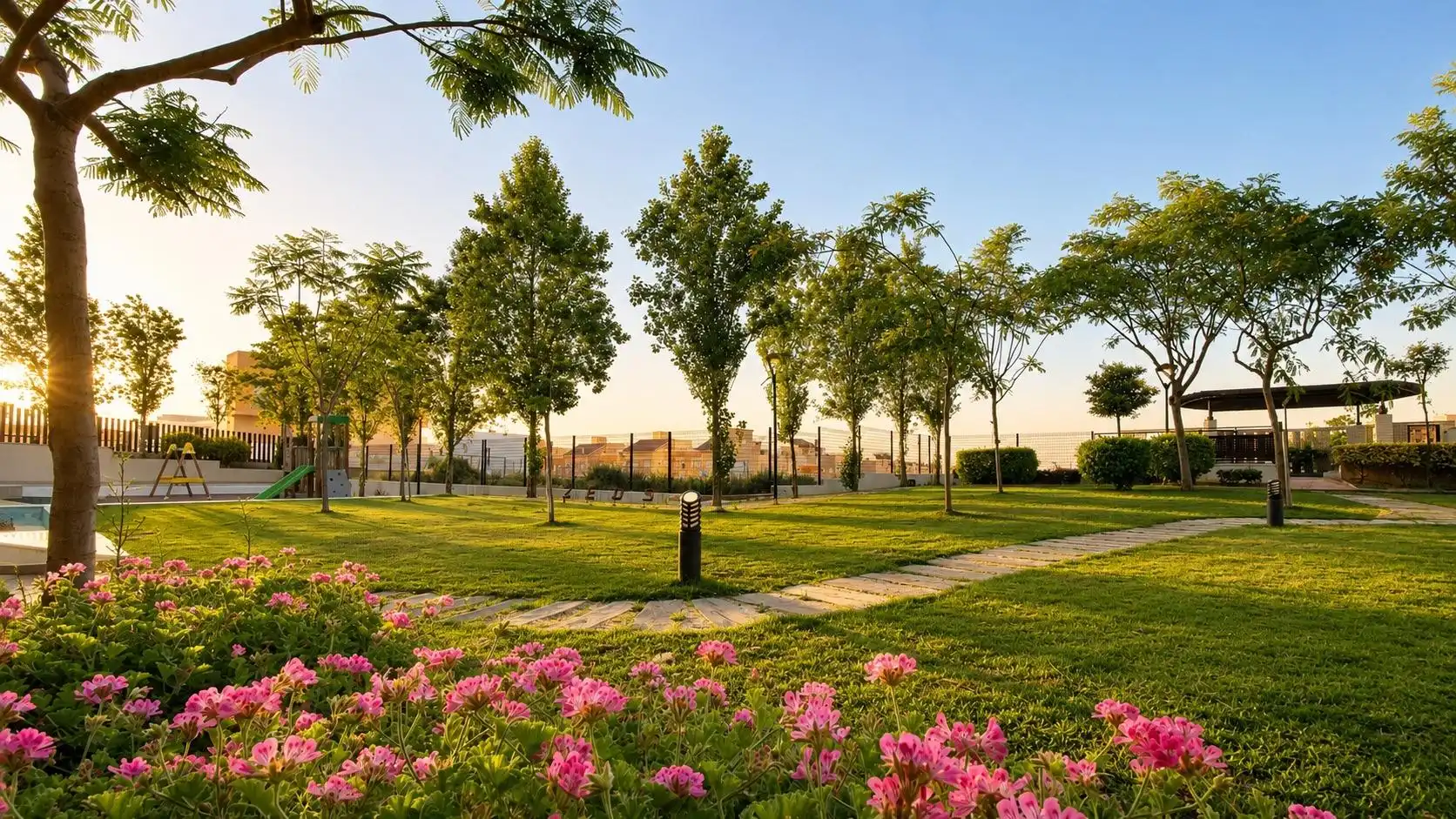 Vista exterior de Àtic en venda en Almería amb Aire condicionat, Jardí privat i Terrassa