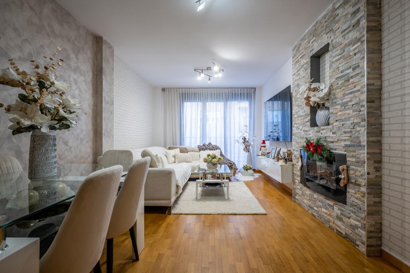 Sala d'estar de Pis en venda en Ávila Capital amb Calefacció, Parquet i Piscina comunitària