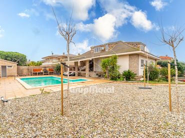 Detached house with balcony for sale in Carrer Garbí
