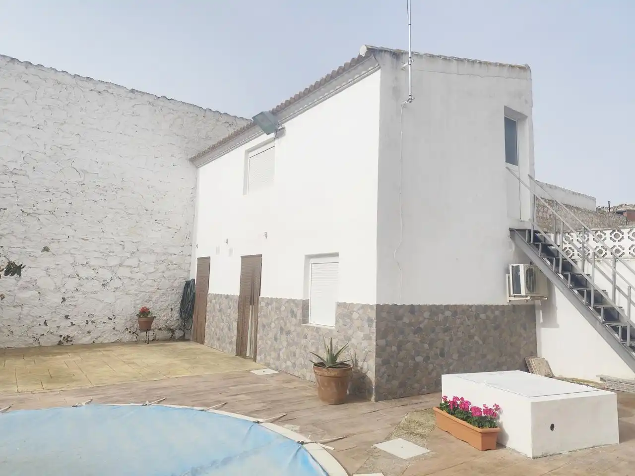 Vista exterior de Casa adosada en venda en Fuerte del Rey amb Aire condicionat, Calefacció i Jardí privat