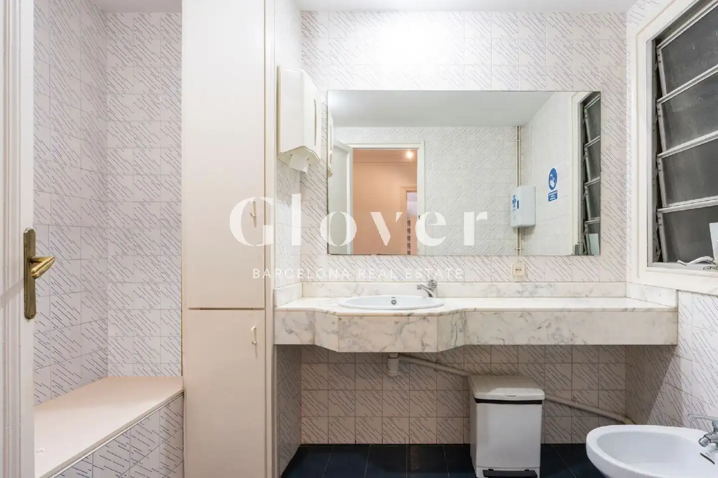 Baño de Oficina de alquiler en Barcelona con Aire acondicionado y Calefacción