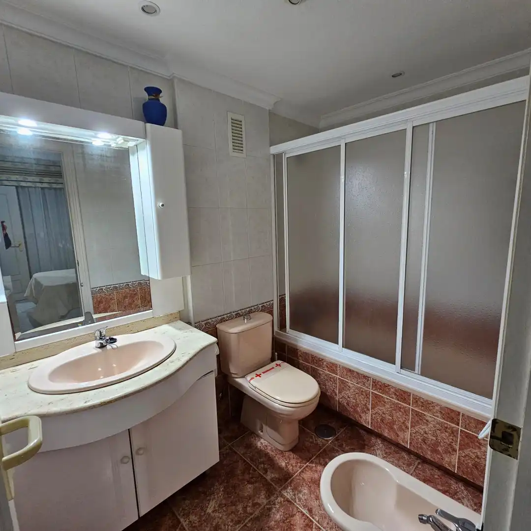 Badezimmer von Wohnungen zur Miete in La Manga del Mar Menor mit Klimaanlage, Terrasse und Möbliert
