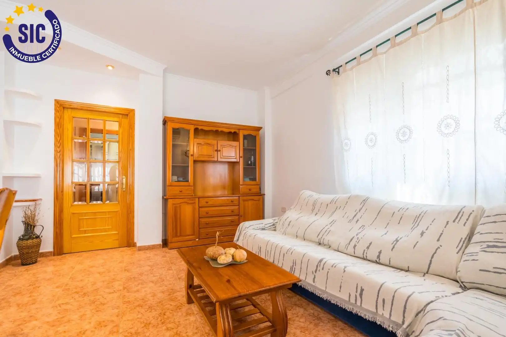 Sala d'estar de Casa adosada en venda en Casinos amb Aire condicionat, Terrassa i Moblat
