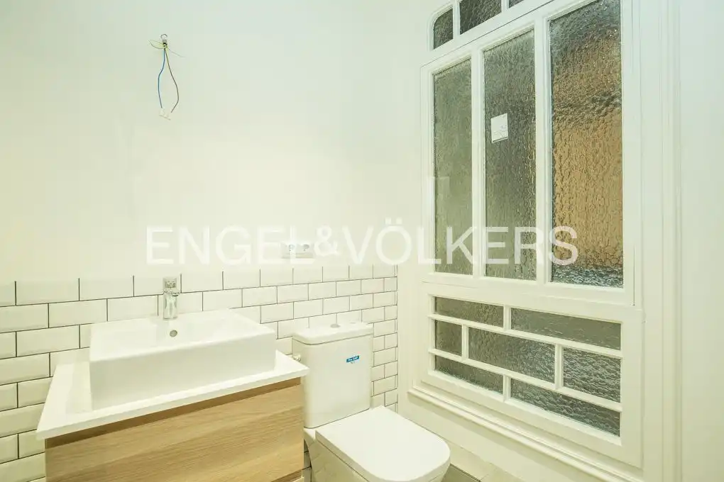Baño de Piso de alquiler en Barcelona con Aire acondicionado, Calefacción y Jardín privado